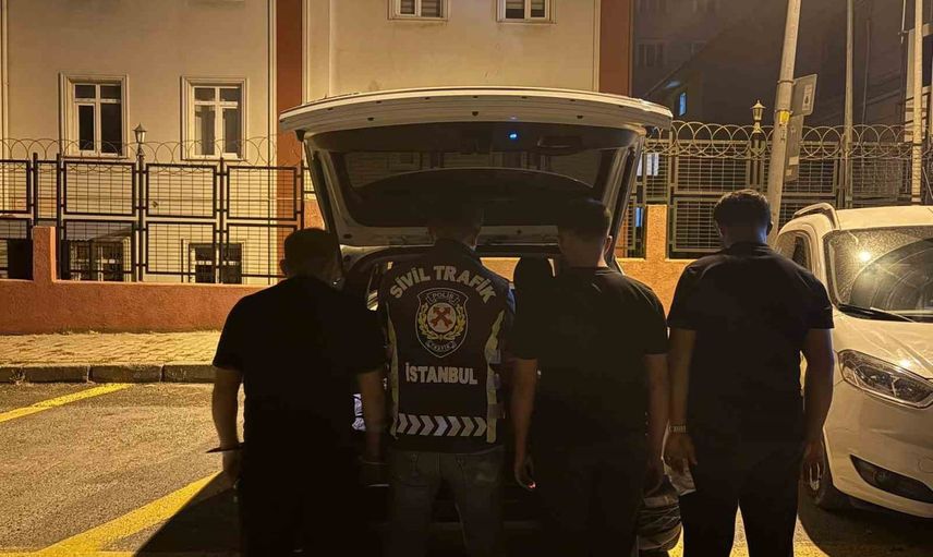 Esenyurt'ta trafikte saldırı anı kamerada: araçtan inip başka sürücüye saldıran kişiye ceza