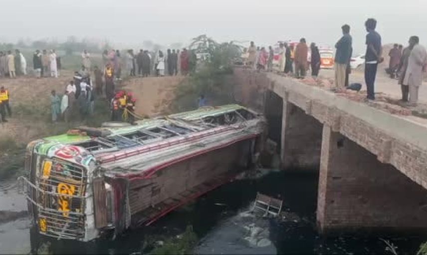 Hafizabad’da yolcu otobüsü şarampole yuvarlandı: 5 yaşamını yitirdi, 27 yaralandı