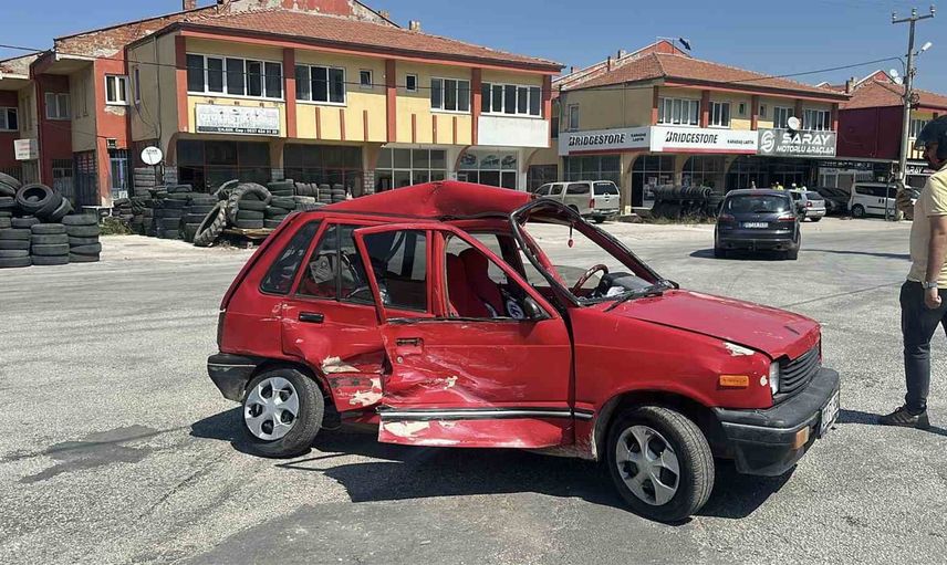 Burdur'da kavşakta çarpışma: otomobil kullanılamaz hale geldi