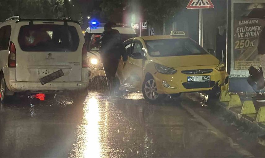 Eskişehir'de sağanakta kayganlaşan yolda taksi ile panelvan çarpıştı: 3 kişi yaralandı