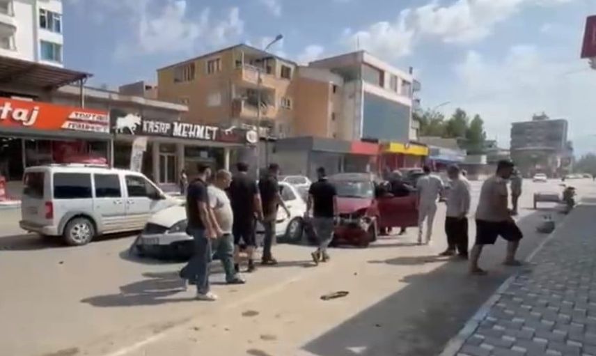 Toprakkale'de iki otomobilin çarpışması kamerada