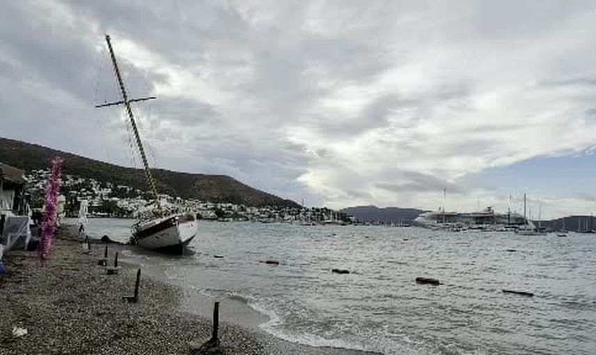 Bodrum’da 2,5 milyon TL değerindeki yelkenli Kumbahçe sahilinde karaya oturdu