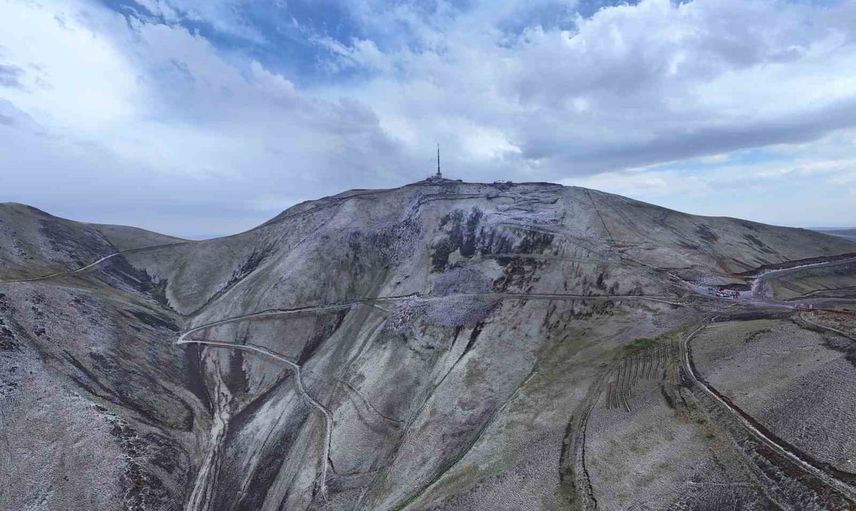 Palandöken'de ağustos sürprizi: dolu dağları beyaza boyadı