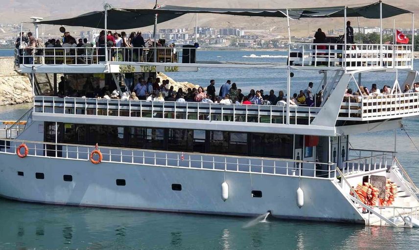Savaş gölgesinde turizm: İranlı ziyaretçiler Van'ı keşfediyor