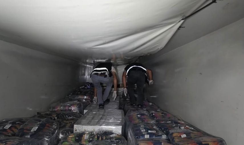 Gıda yüklü tırın paletleri arasından çıkan 95 bin paketlik kaçak e-tütün