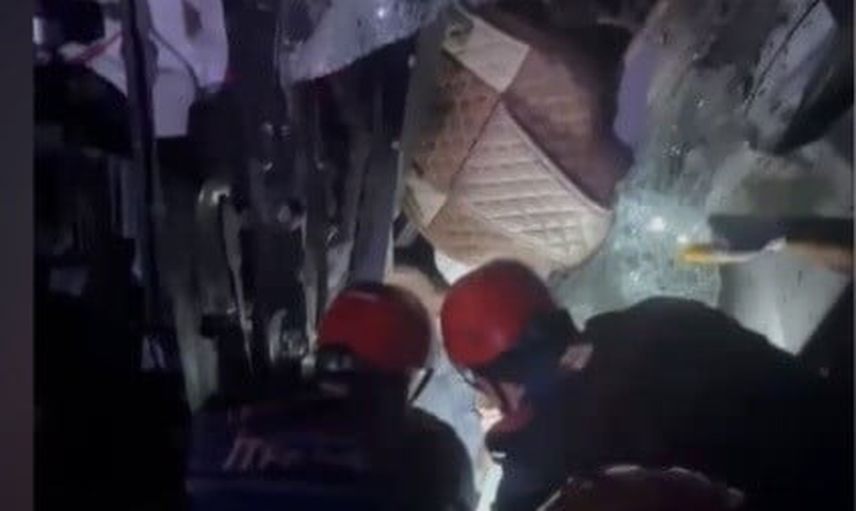 Tag otoyolu'nda çekici devrildi, sürücü itfaiye ekipleri tarafından kurtarıldı