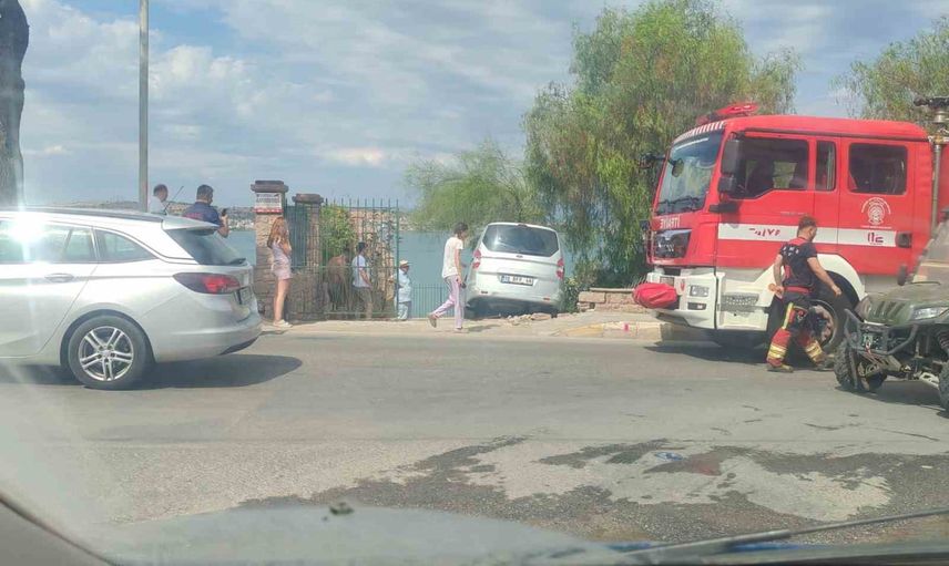 Ayvalık'ta yoldan çıkan araç bahçe duvarını aştı, sürücü hafif yaralandı