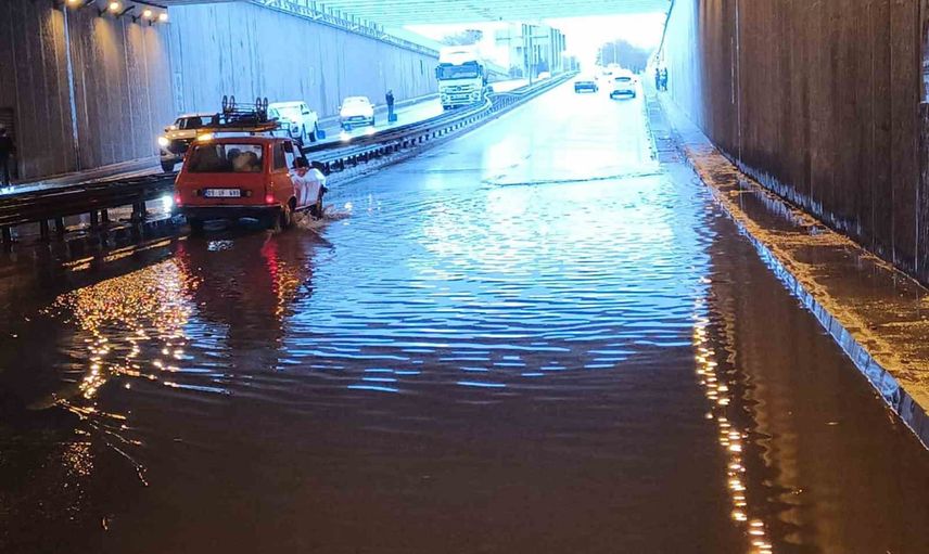 Ani sağanak aydın trafiğinde aksamalara yol açtı