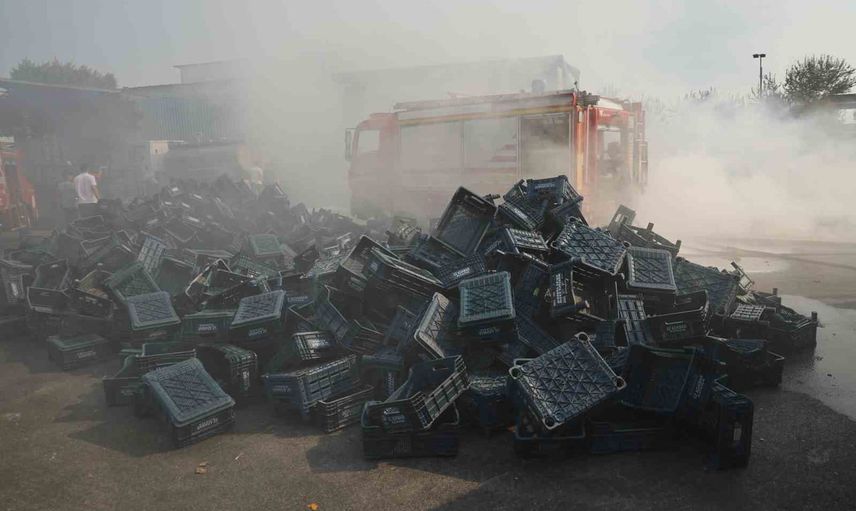 Adana'da halde oynayan iki çocuk plastik kasaları küle çevirdi