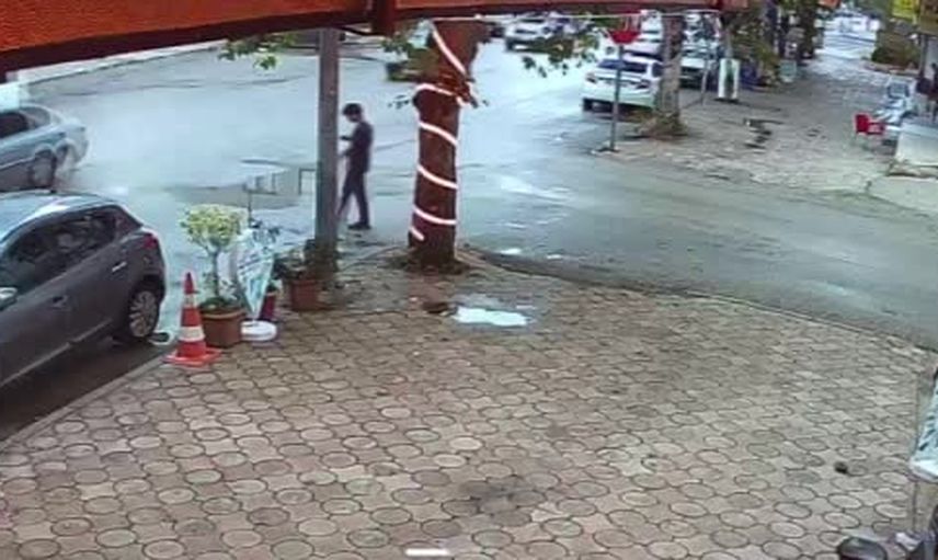 Kaza anı kameralara yansıdı: Kozan'da genç motosiklet sürücüsü ağır yaralandı