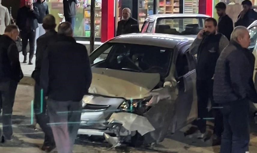 Direksiyon kilidi trafikte tehlike yarattı: Aziziye'de park halindeki araçlara çarpma anı