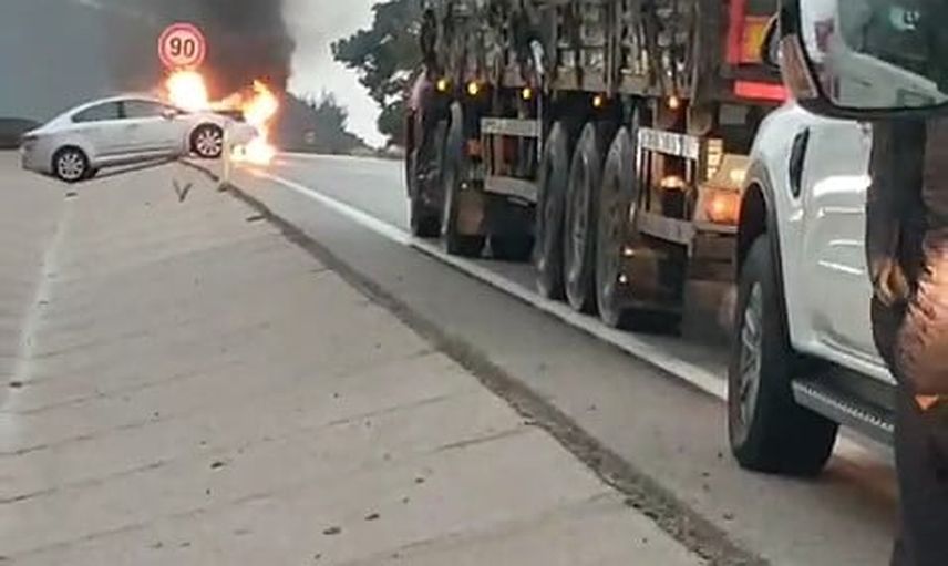 Güzelyalı'da motordan yükselen alevler otomobili kullanılamaz bıraktı