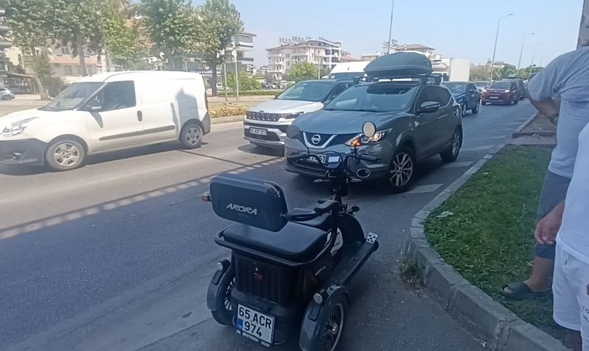 Refüjdeki yeşili sanıp hareket eden sürücü kaza yaptı