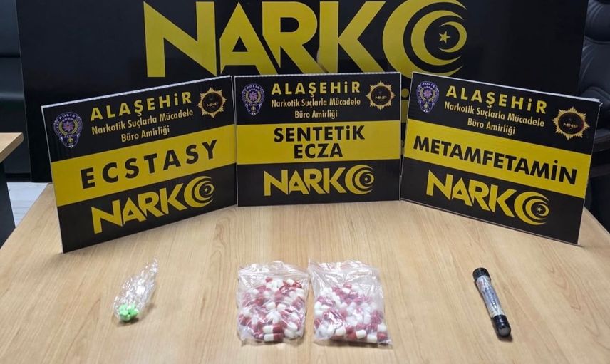 Çatıda yakalanan zanlıdan çok sayıda uyuşturucu çıktı