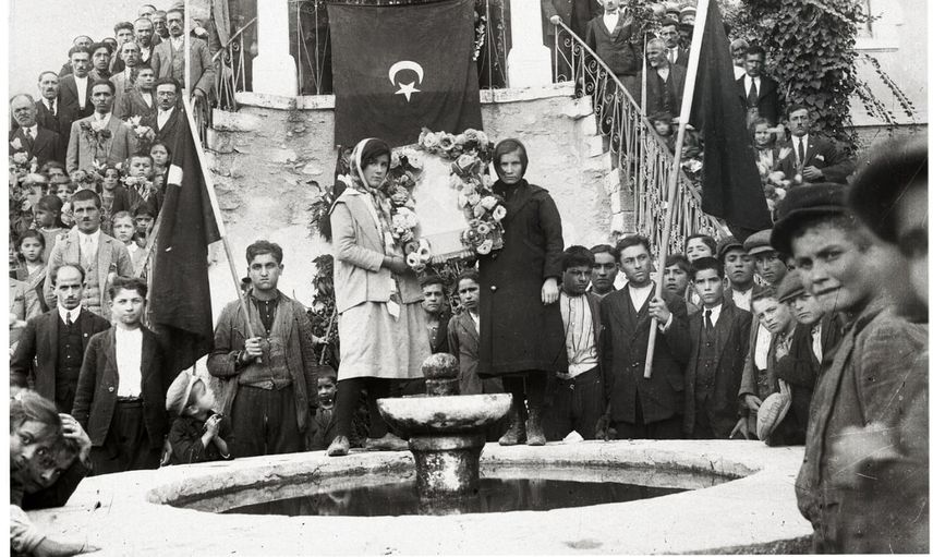 geçmişle bugün aynı karede: Demirci'de 98 yıllık fotoğraf canlandırıldı