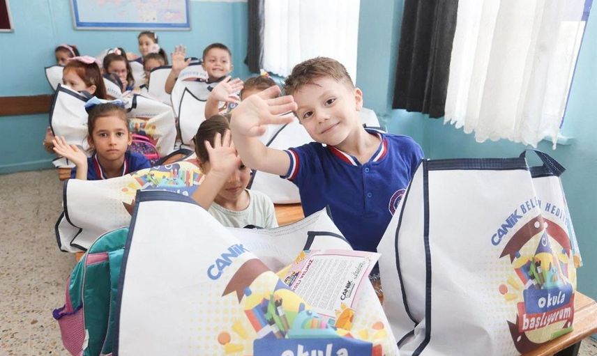 Canik Belediyesi'nden birinci sınıflara çanta ve kırtasiye desteği