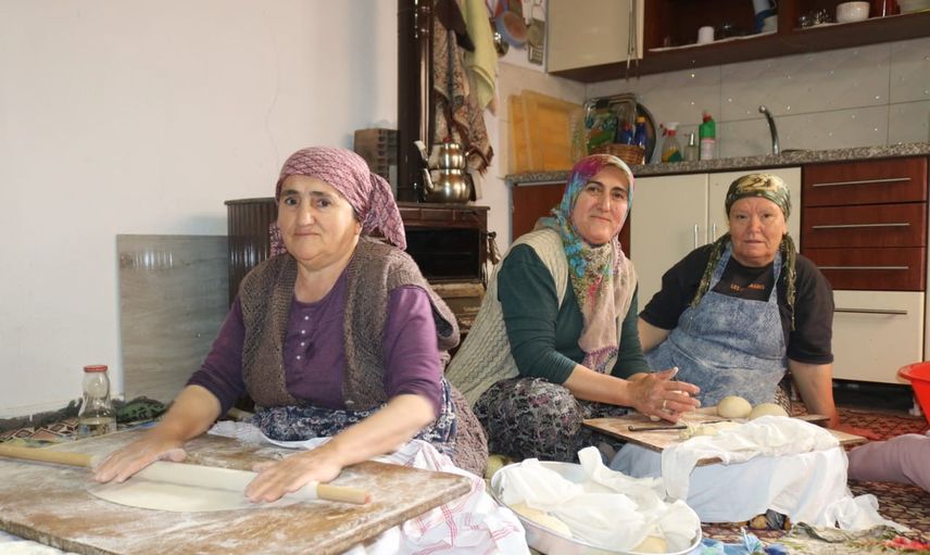 Çivril Çatlar'da yufka imecesi kış sofralarını ortak emekle hazırlıyor