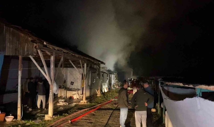 İnegöl'de kullanılmayan büyükbaş çiftliği yangında ağır hasar gördü