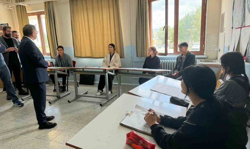 Vali Polat Gülahmet Aytemiz Güzel Sanatlar Lisesi'nde öğrencilerle buluştu