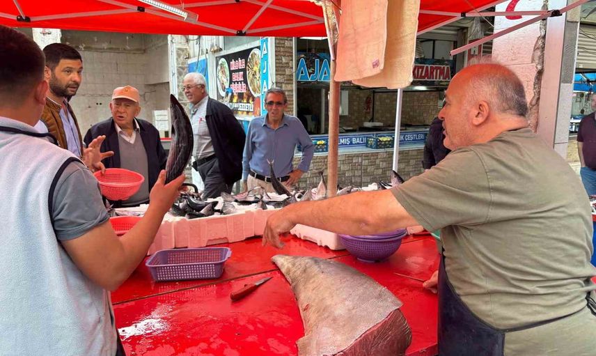Denize uzak ilçede tezgâha çıkan 160 kiloluk orkinos Tavşanlı'yı büyüledi