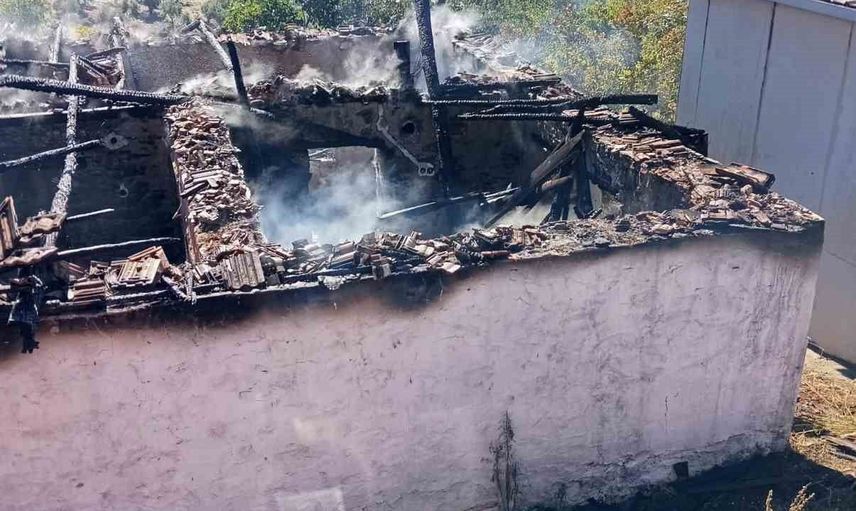 Güneyyaka'da çıkan yangın bir evi küle çevirdi, can kaybı yok