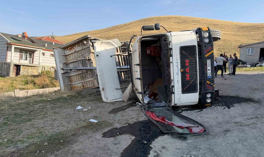 Konya Kulu'da hafriyat yüklü tır devrildi, sürücü hastaneye kaldırıldı