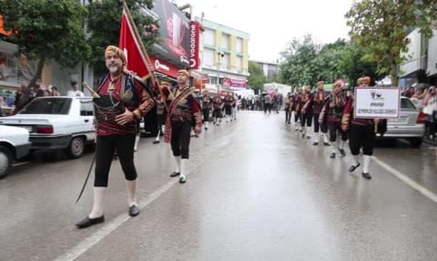 Kozan’da yağmura meydan okuyan 10. İsmet Atlı karakucak güreşleri kortejle açıldı