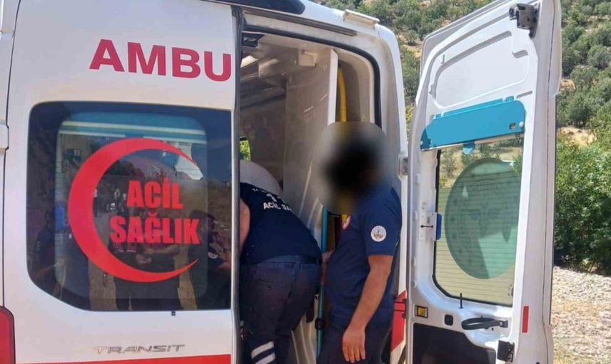 Kahta-Siverek yolunda kontrolü kaybeden hafif ticari araç şarampole devrildi: 4 yaralı