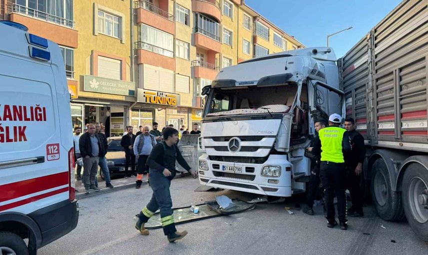 Kulu'da yol trafiğe kapandı: iki tır ve otomobilin karıştığı kaza
