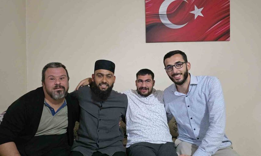 ezan ve ilahi sevgisi kapıları araladı: Savaş ile Celal Karature buluştu