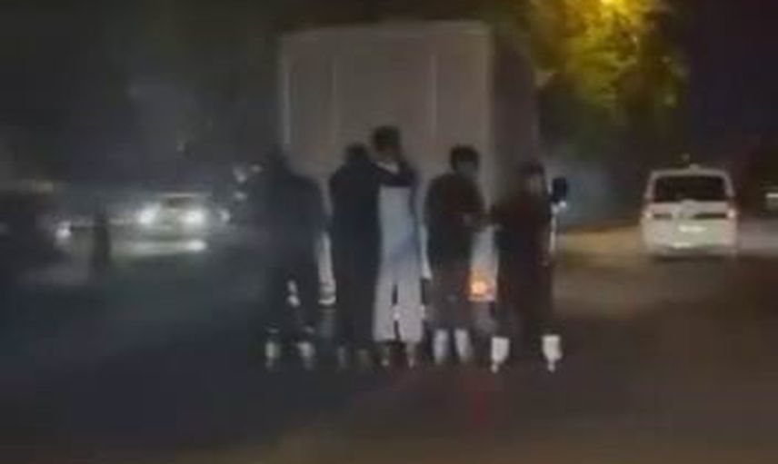 Diyarbakır'da trafikte tehlikeli gösteri: beş genç pikap arkasına tutundu