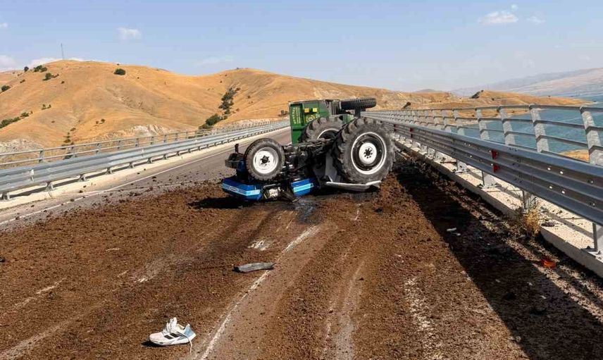 Virajda kontrolden çıktı: Tunceli'de gübre yüklü traktör devrildi