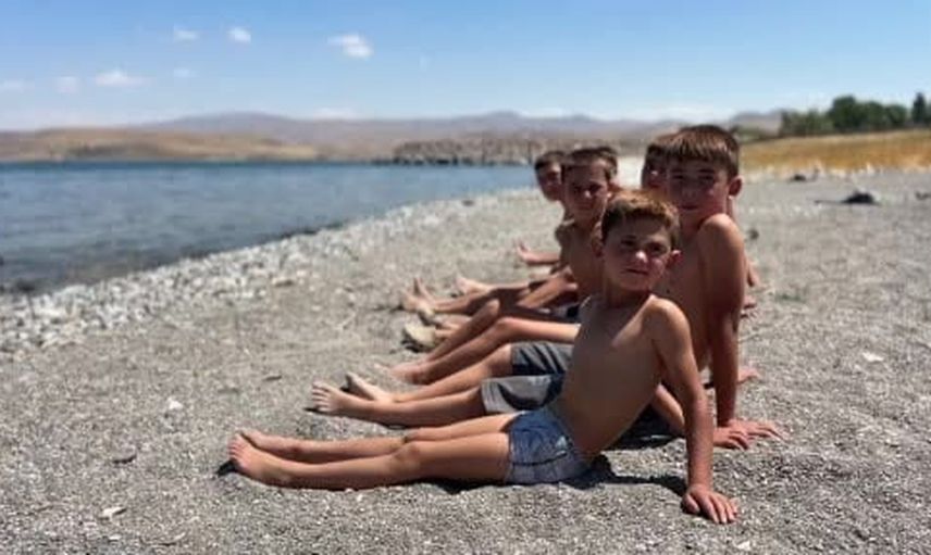 Van Gölü'nde yazın rengi: göle giren çocukların saçları sararıyor