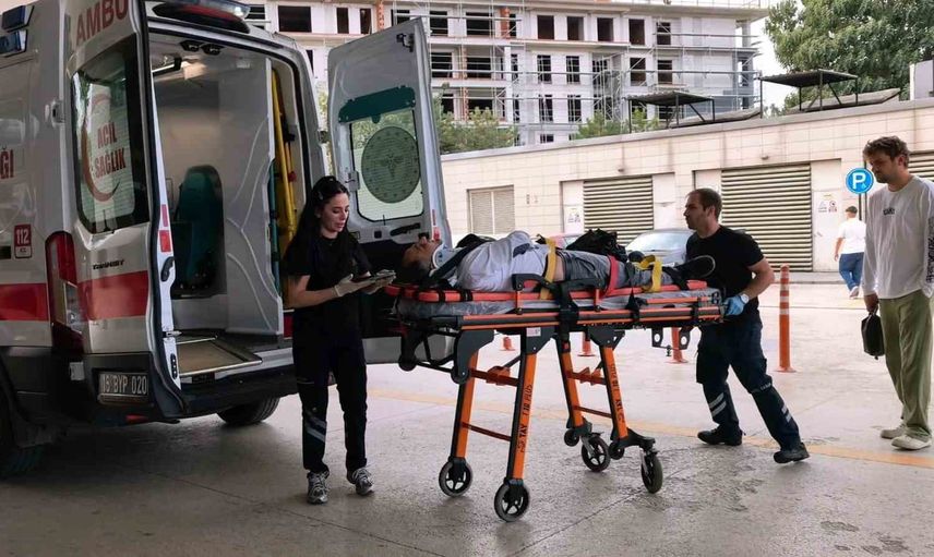 Bariyerlere çarpan otomobil İnegöl'de iki kişiyi yaraladı