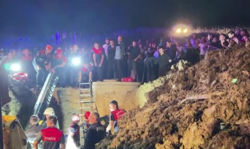 Su kuyusu kazısında göçük: baba ve oğlu köylülerin de yardımıyla sağ olarak kurtarıldı
