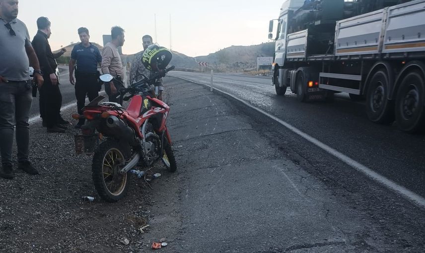 Gölbaşı'nda motosiklet bariyere çarptı ve sürücü yaralandı