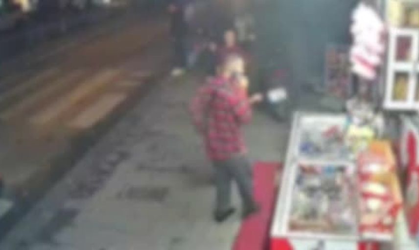 Gaziosmanpaşa'da taksi bekleyen ailenin darp anı güvenlik kaydına yansıdı