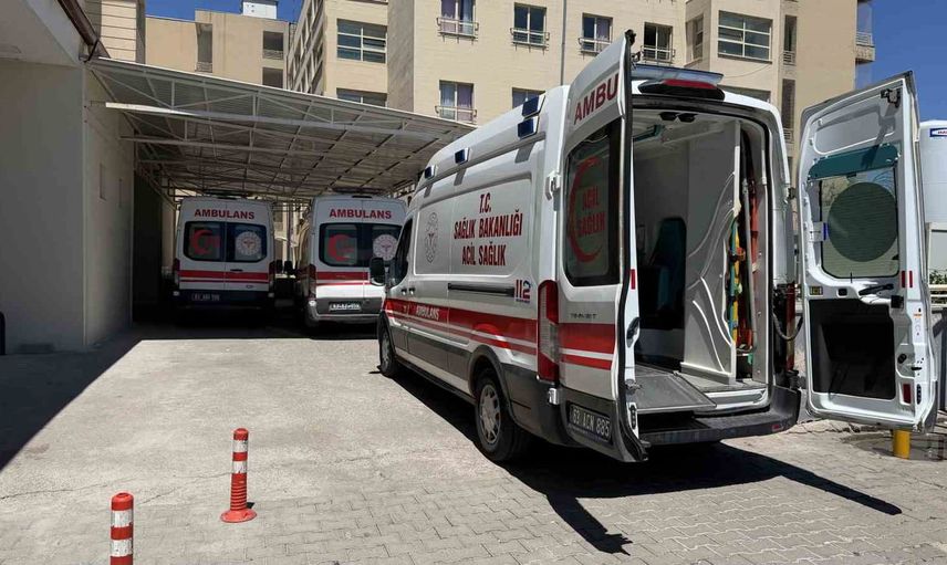 Ofis mahallesinde kavga hastaneye taşıdı: 21 yaşındaki Y.A. bıçaklandı