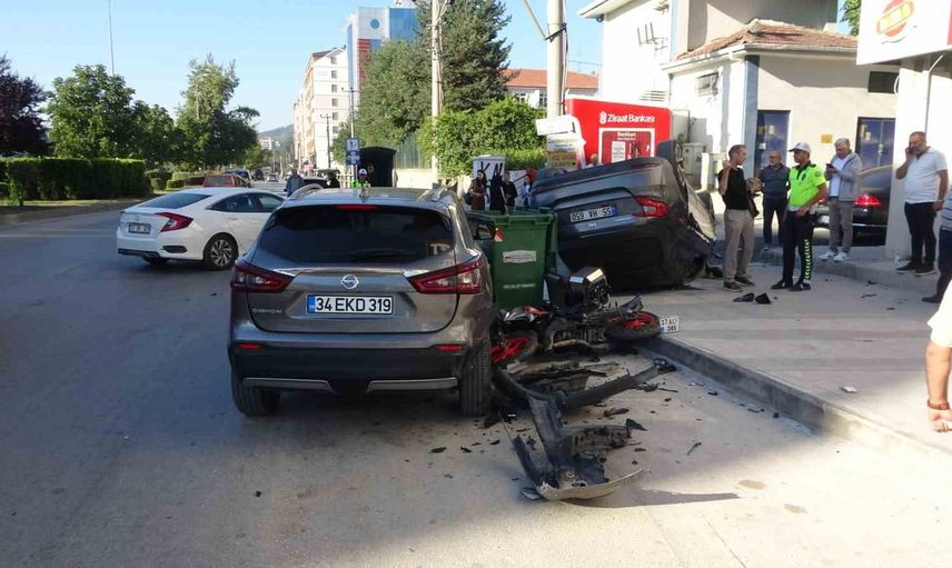 Kastamonu kavşağında kontrolden çıkan otomobil takla attı, sürücü yara almadan kurtuldu