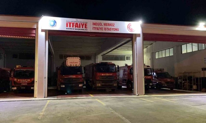 Motor kapağında beklenmedik yolcu: yılan itfaiye tarafından kurtarıldı