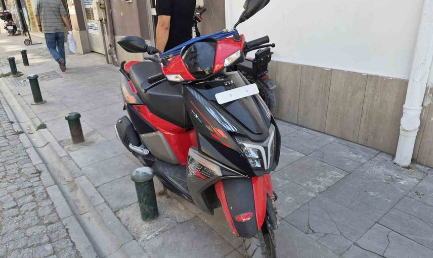Eskişehir'de kaldırımlar motosiklet ve konteynerlerle daraldı