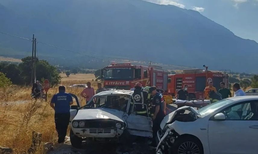 Çivril'de Yuvaköy yakınlarında trafik kazası: beş kişi yaralandı