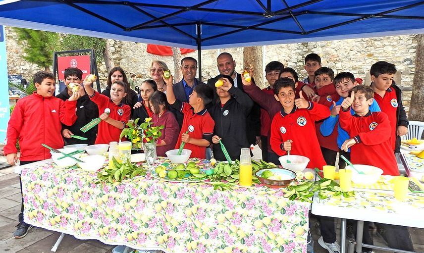 Çeşme Kalesi'nde çocuklar tarih, limon ve limonata ile tanıştı