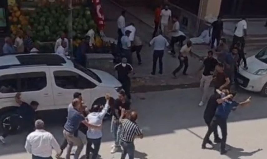 Van Muradiye'de taşlı sopalı çatışma: bir ölü, 17 tutuklama