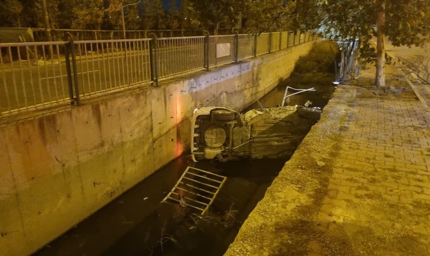 Kayseri'de kontrolden çıkan otomobil su kanalına uçtu