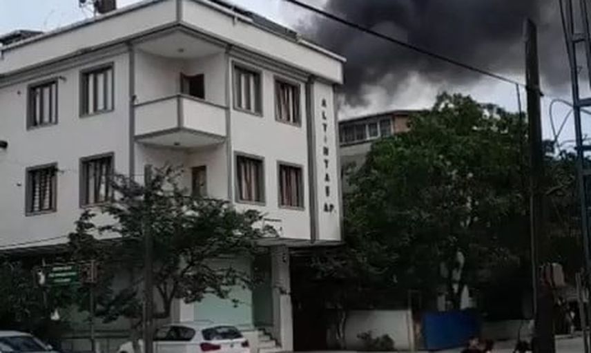 Çatıda tadilat sırasında tüp parlaması: Arnavutköy'de beş katlı binanın çatısı yandı