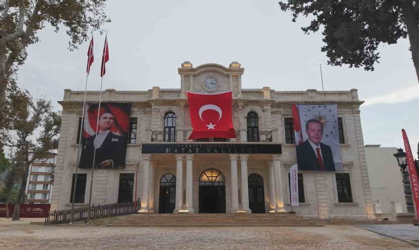 98 yıllık valilik binası saati 04.17'ye sabitlenerek Hatay'da yeniden hizmete açıldı