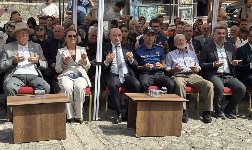 Safranbolu'da yılın ahisi genç zanaatkarın kaftanı el öpülerek teslim edildi