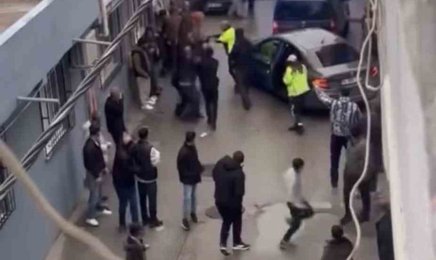 Bursa'da durdurulan araçta arbede: mahalleli şüphelileri kaçırdı, polis havaya ateş açtı