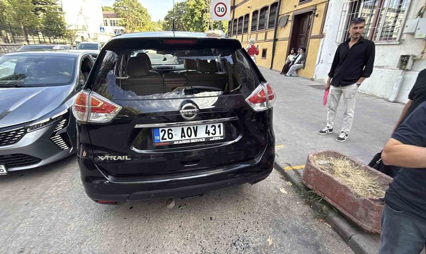 Eskişehir'de yol verme tartışması kavgaya dönüştü: camı taşla kırıp sürücüyü darbettiler